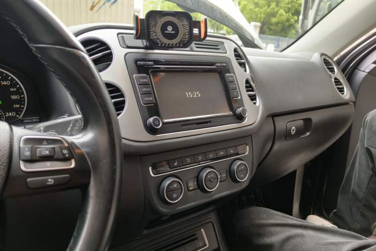 Used Volkswagen Tiguan 2015 1.8TSI Automatic All-Wheel-Drive Luxury Model Audio And AC Panel