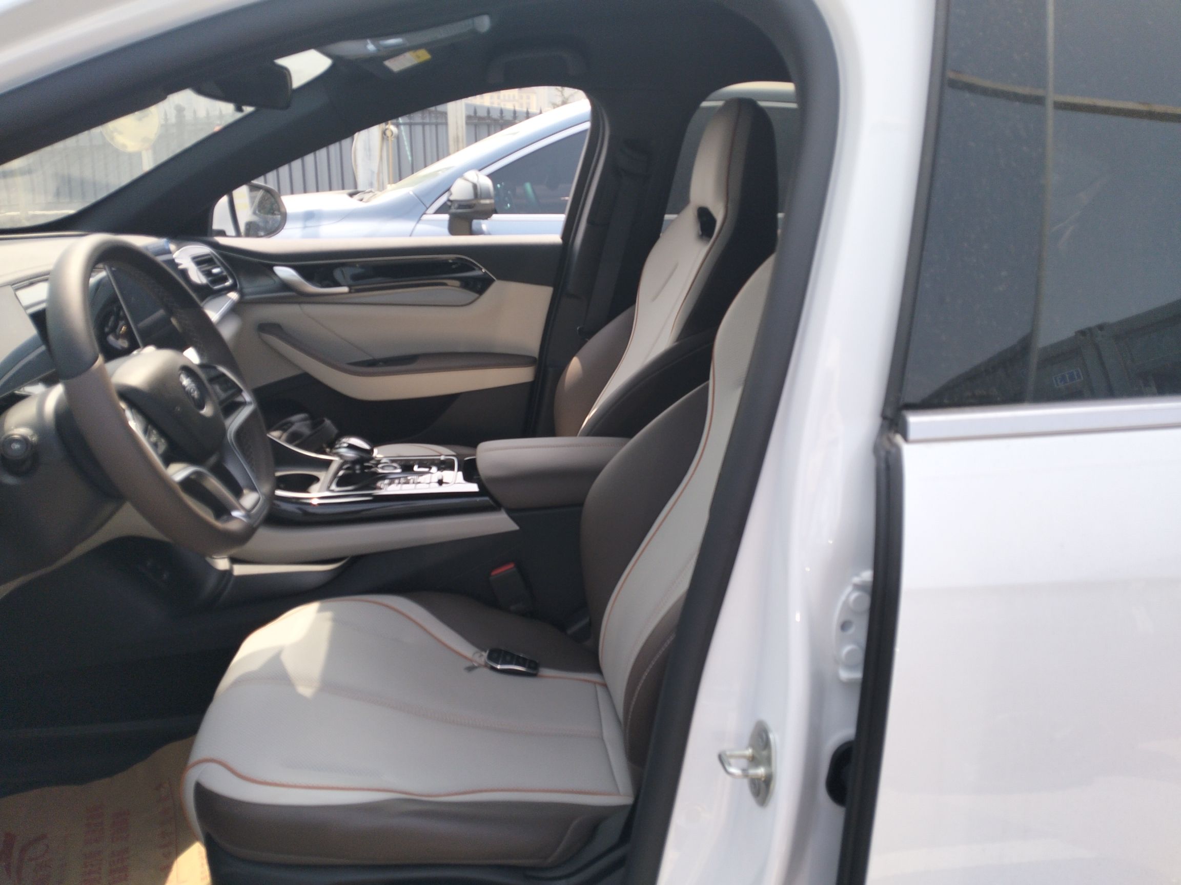 المقاعد الأمامية داخل السيارة