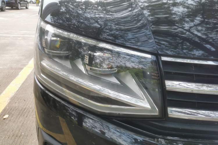 Used Volkswagen Multivan 2018 2.0 TSI Two-Wheel-Drive Luxury Edition 7 Seats Right Front Headlight