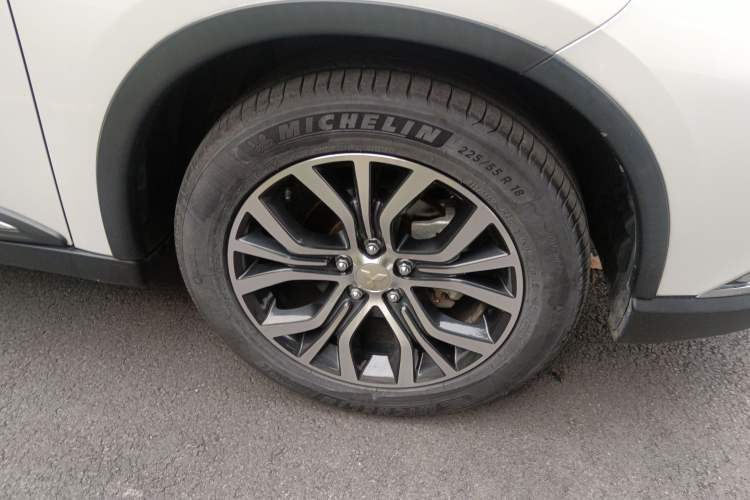 Used Mitsubishi Outlander 2018 2.4L 4x4 Prestige Edition 7 Seats Right Front Wheel Hub