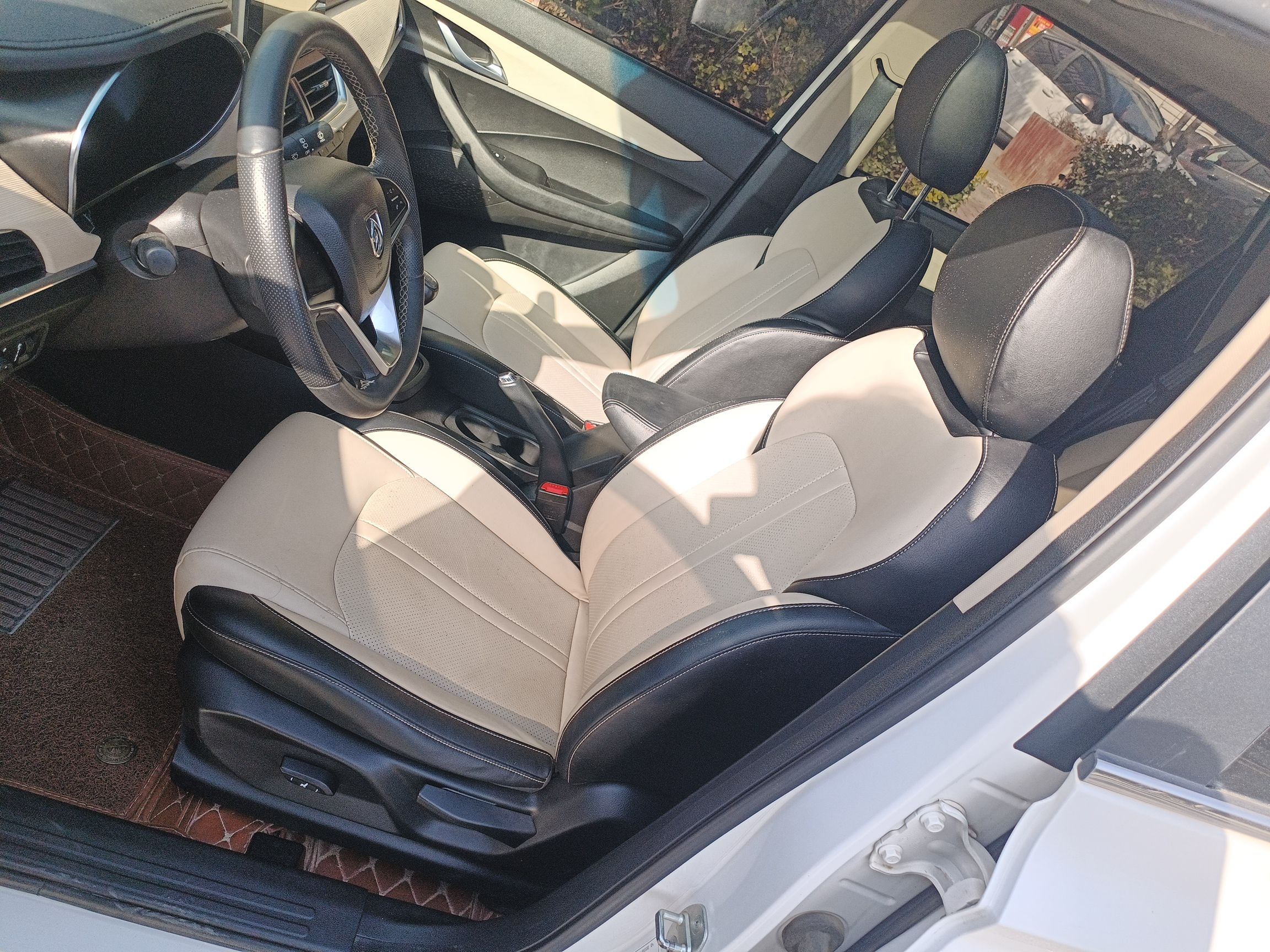 Переднее сиденье в автомобиле