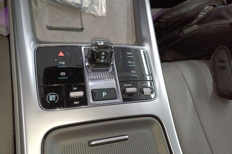 Used BYD Seal 07 DM-i 2025 Intelligent Driving Version DM-i 1.5L 125 km Prestige Edition Gear Lever