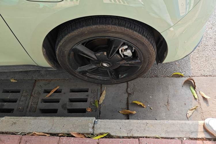 Used ORA Good Cat 2024 401 km Luxury Version Right Front Wheel Hub