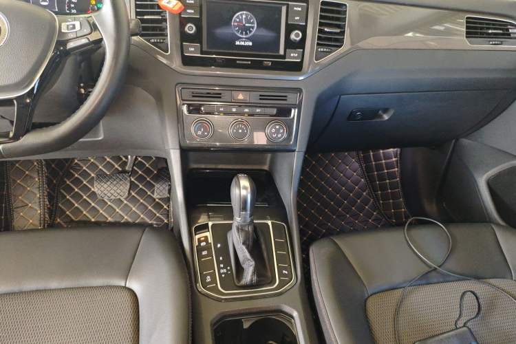 Used Volkswagen Golf Sportsvan 2018 230TSI Automatic Trend Edition Gear Lever