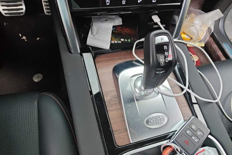 Used Land Rover Discovery Sport 2020 249 PS R-Dynamic Performance Edition Gear Lever