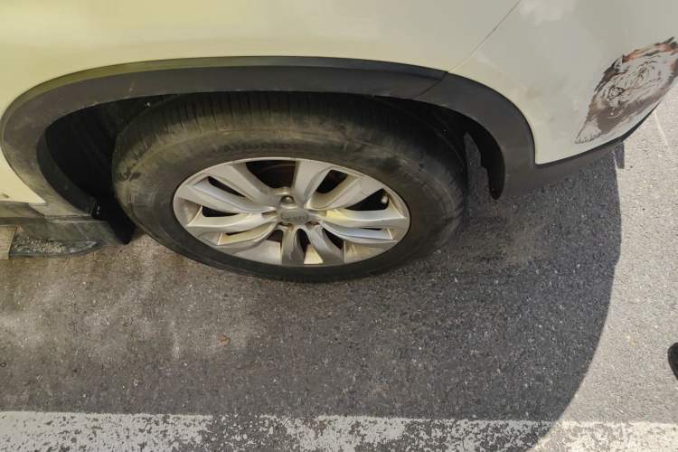 Used Kia Sorento 2012 2.4L Gasoline Luxury Edition Right Front Wheel Hub