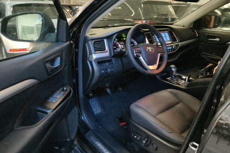 Used Toyota Highlander 2018 2.0T Four-Wheel Drive Luxury Version 7 Seats China VI Standard Driver Seat