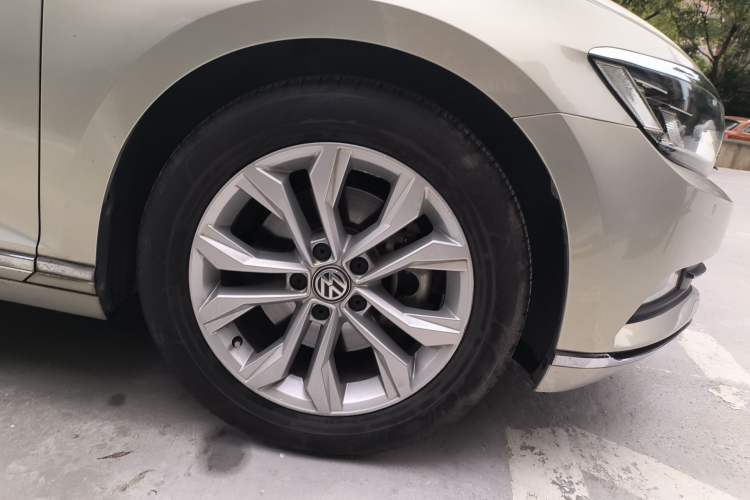 Used Volkswagen Magotan 2018 Facelift 330TSI DSG Luxury Model Right Front Wheel Hub