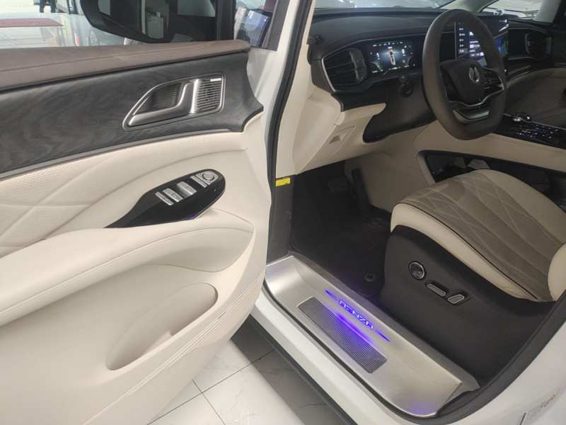 Used Denza D9 2024 DM-i 1050 Luxury Model — 15