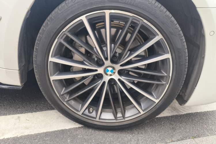 Used BMW 5 Series 2023 530Li Leading Model M Sport Package Right Front Wheel Hub