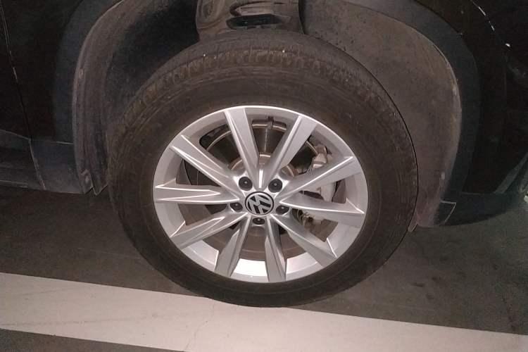 Used Volkswagen Tiguan 2016 280TSI Automatic Two-Wheel-Drive Silk Road Style Edition Right Front Wheel Hub