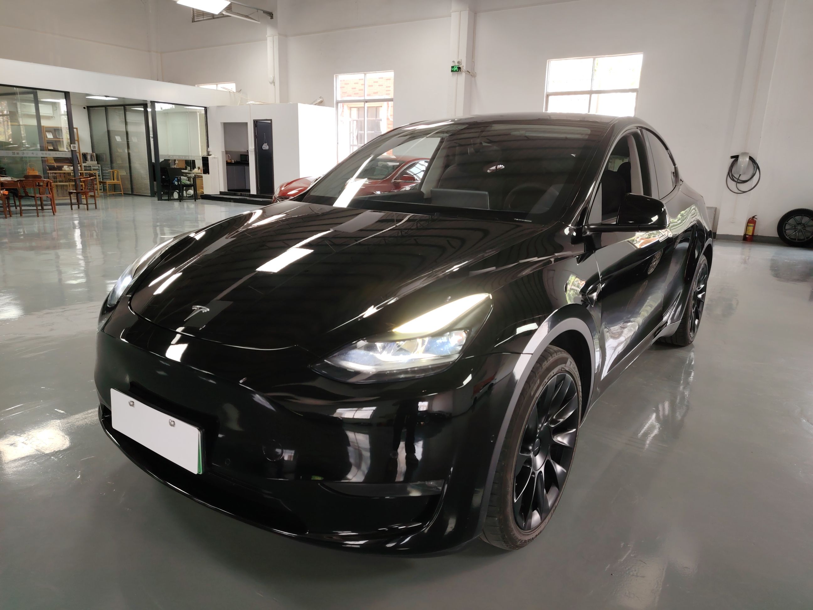 تحت مقدمة السيارة