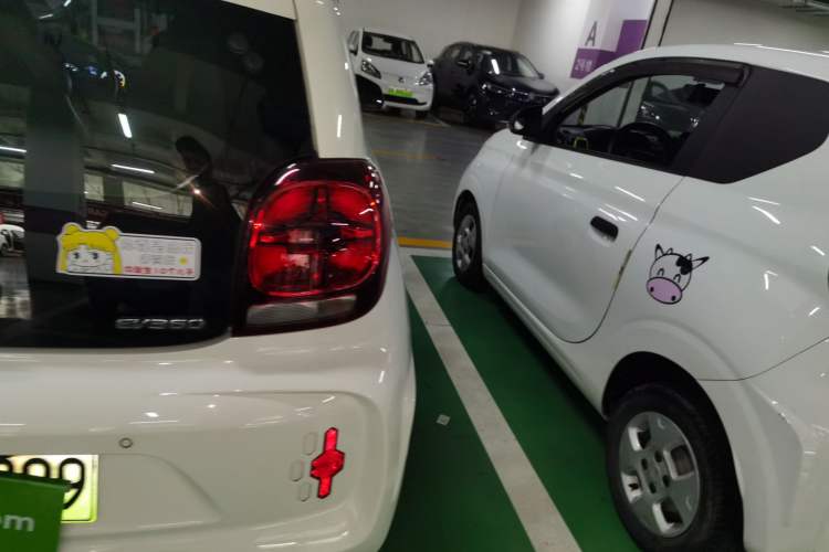 Used Roewe Clever 2021 302 km New Four-Seater Super-Efficient Version Right Rear Taillight