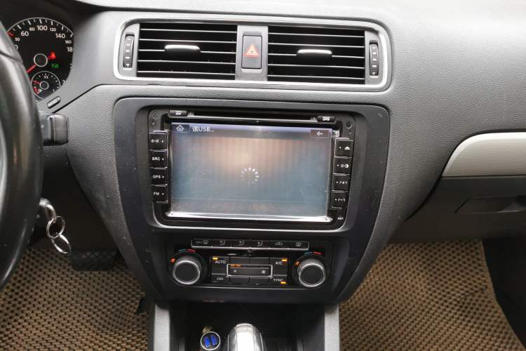 Used Volkswagen Sagitar 2012 1.4TSI Automatic Luxury Edition Audio And AC Panel