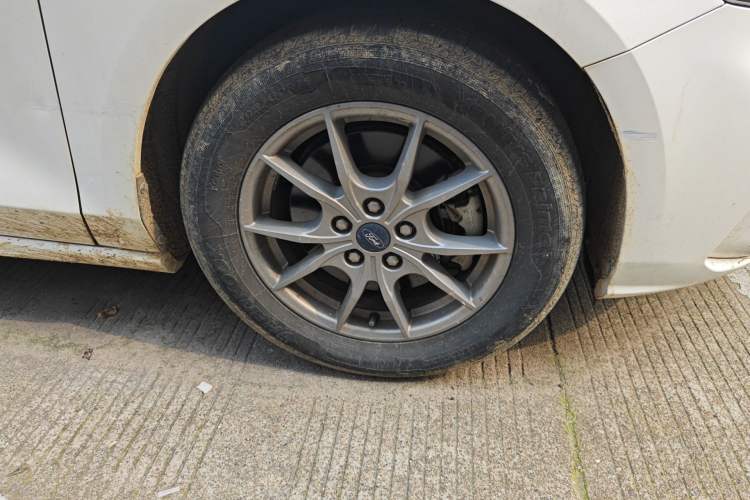 Used Ford Focus 2021 Hatchback EcoBoost 180 Automatic Titanium Edition Right Front Wheel Hub