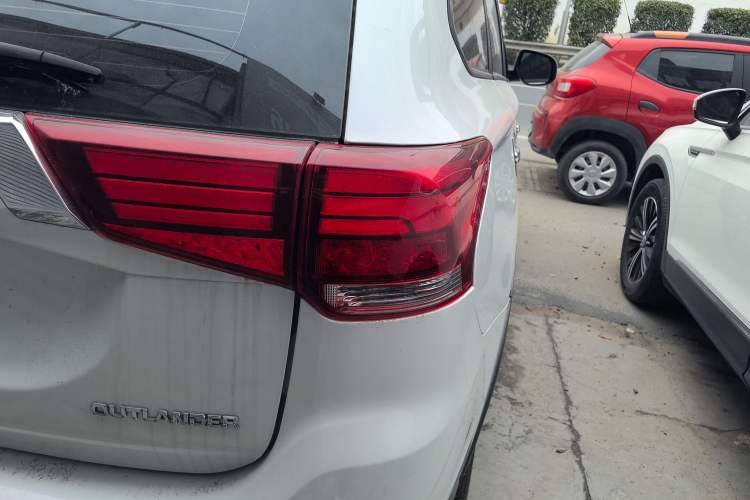 Used Mitsubishi Outlander 2018 2.0L Two-Wheel-Drive Jiale Edition 7-Seater