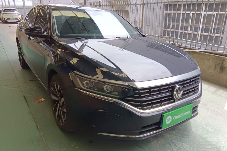 Used Volkswagen Passat 2022 330TSI Luxury Edition Front Right 45 Deg