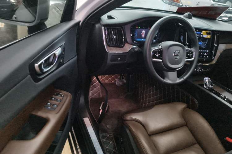 Used Volvo XC60 2023 B5 4x4 Smart Luxury Edition Driver Seat