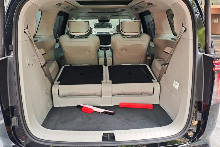 Used Volvo EM90 2025 Ultra Six-Seater Trunk