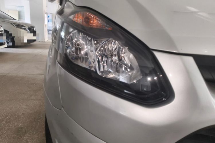 Used Ford Transit 2020 2.0T Diesel Multi-Function Commercial Vehicle Mid-Chassis Low-Roof Design with Dual Rear Doors Meeting China VI Emission Standards
