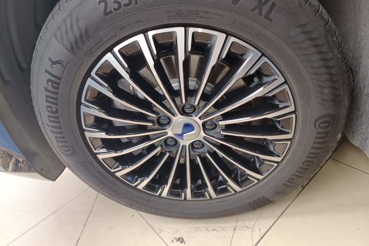 Used Denza D9 2025 DM-i Smart Drive 1020 Four-Wheel Drive Premium Model