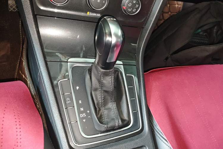 Used Volkswagen Golf 2019 200TSI DSG Comfort & Ambition Edition China VI Standard Gear Lever