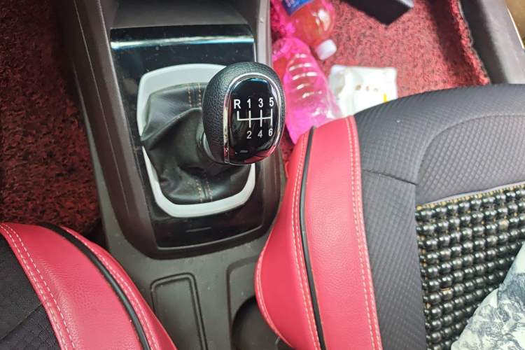 Used Baojun 310W 2017 1.5L Manual Comfort Version China VI Emission Standard Gear Lever