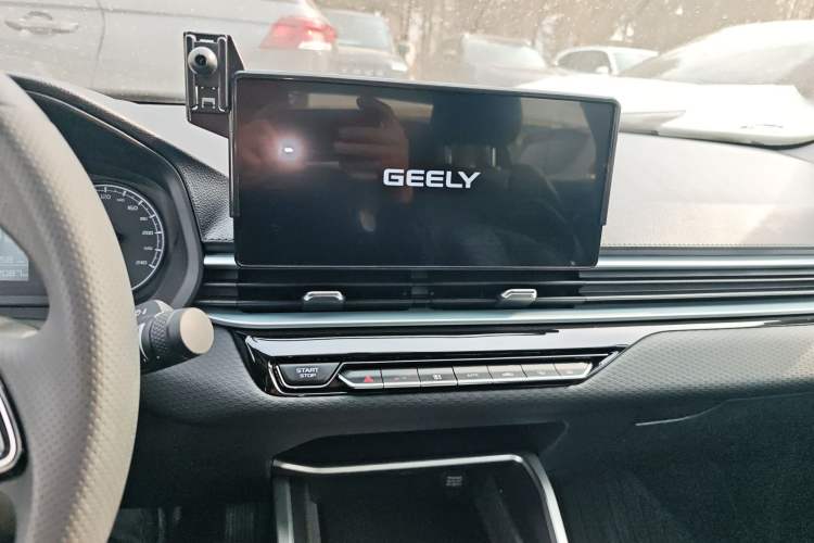 Used Geely Auto Emgrand 2025 4th Generation 1.5L CVT Starry Edition Audio And AC Panel