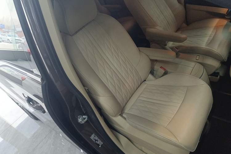 Used Buick GL8 2023 Facelifted Land Cruiser Executive Luxury Version
