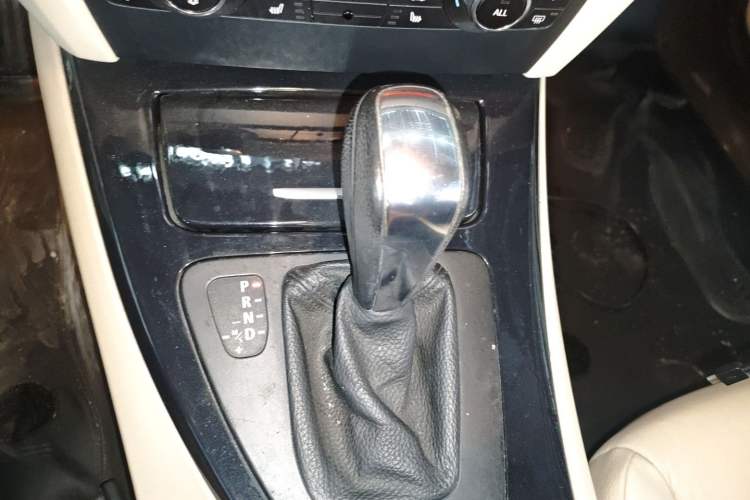 Used BMW 3 Series 2009 320i two-door coupe Gear Lever