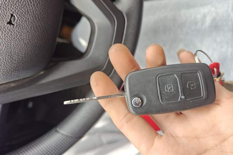 Used CHANGAN KAICHENG Ruixing EM80 2025 Passenger Version Comfort Edition 6-Seater 300 km Dual-Swing Doors Vehicle Key