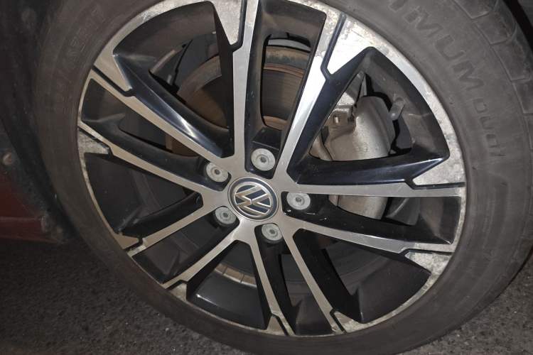 Used Volkswagen Golf 2014 1.6L Automatic Comfort Model Right Front Wheel Hub