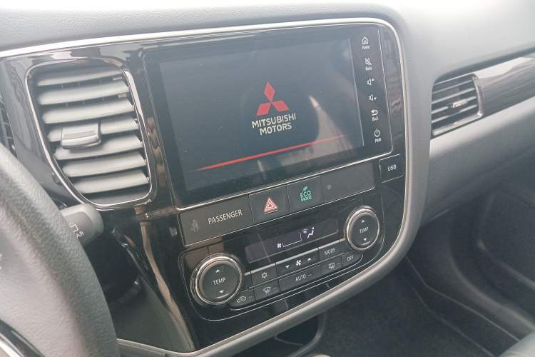 Used Mitsubishi Outlander 2020 2.4L 4x4 Zhi Xiang Edition 5 Seats Audio And AC Panel