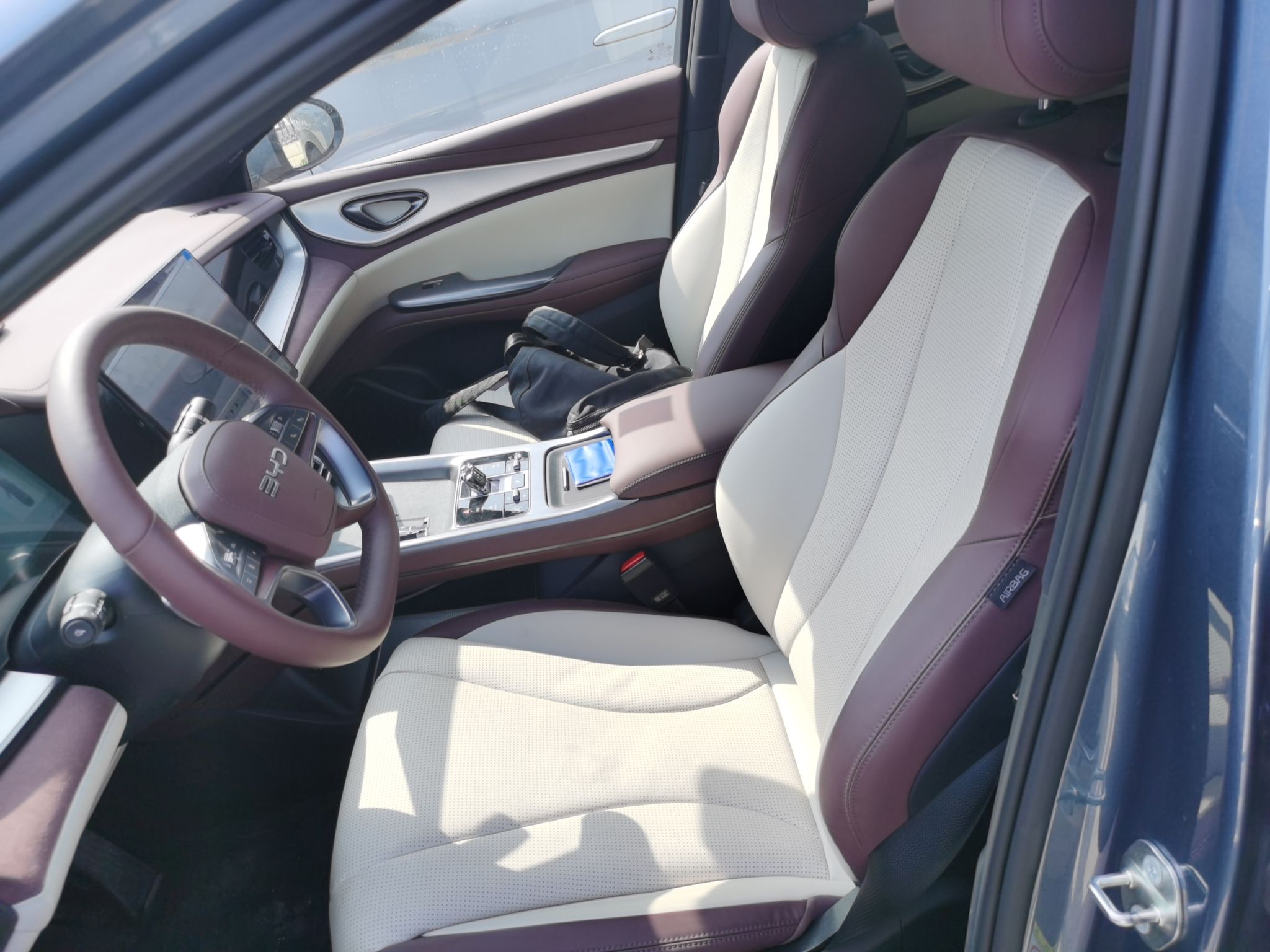 المقاعد الأمامية داخل السيارة