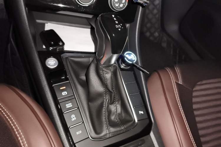 Used Volkswagen Sagitar 2023 300TSI DSG Excellence Edition Gear Lever