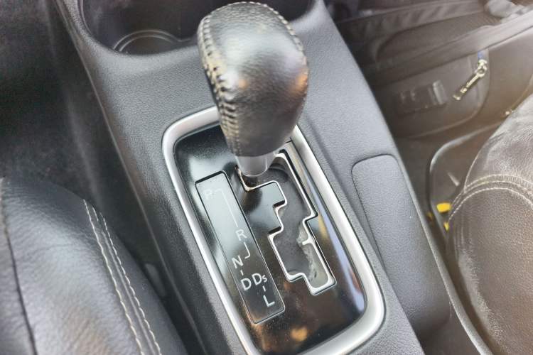 Used Mitsubishi Outlander 2013 2.4L 4x4 Luxury Navigation Edition 5 Seats Gear Lever