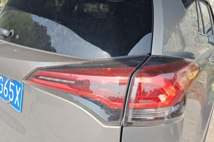 Used Toyota RAV4 2019 2.0L CVT Two-Wheel Drive Luxury Version China VI Standard
