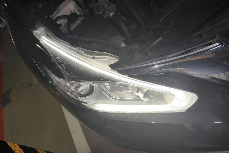 Used Nissan Murano 2021 2.5L XL Two-Wheel Drive Smart Connect Luxury Edition Right Front Headlight