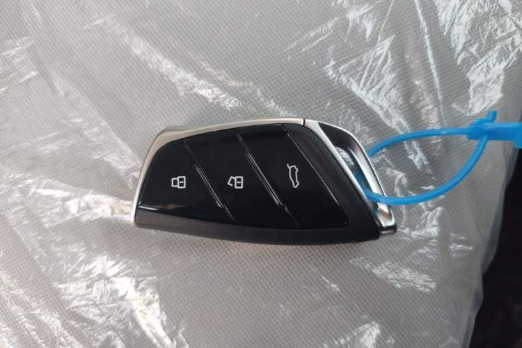 Used SAIC MAXUS Dana V1 2025 V1+ Long Wheelbase Low-Roof Multi-Function Version (62 kWh)