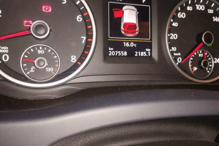 Used Volkswagen Tiguan 2015 1.8TSI Automatic Two-Wheel Drive Luxury Model Odometer Close Up