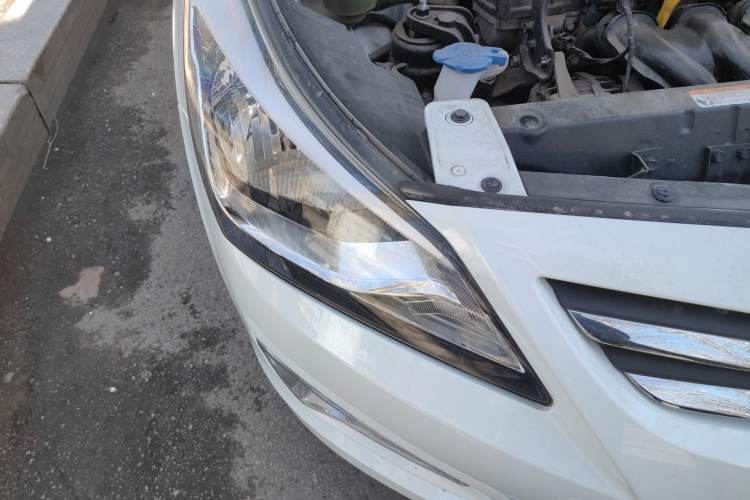 Used Hyundai Verna (older generation) 2014 1.4L Automatic Smart GLS Right Front Headlight
