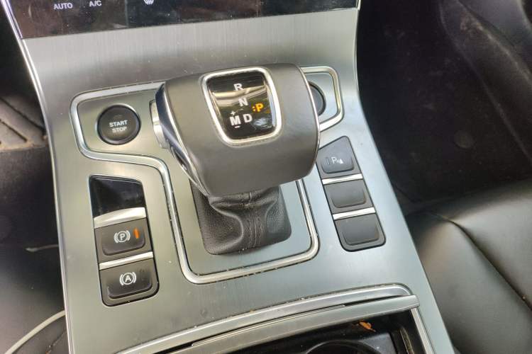 Used Hongqi H5 2022 Classic Model Facelift 1.8T Automatic Smart Connect Flagship Edition Gear Lever