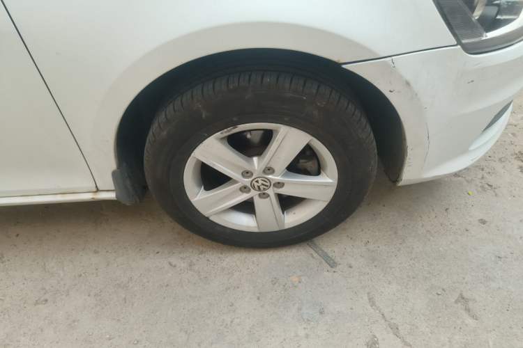 Used Volkswagen Bora 2014 1.6L Manual Fashion Edition Right Front Wheel Hub