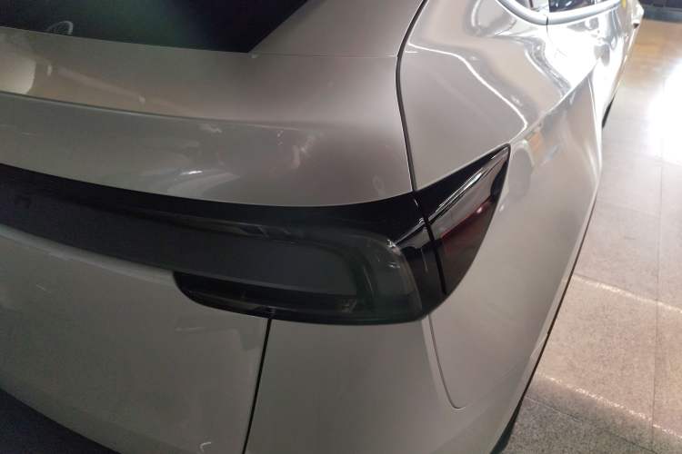 Used Tesla Model Y 2025 Long-Range All-Wheel-Drive Version