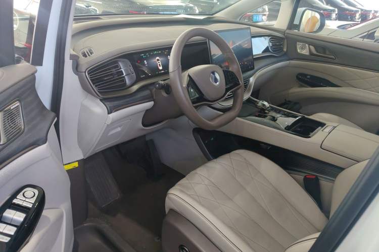 Used Denza D9 2022 DM-i 970 Four-Wheel Drive Prestige Model
