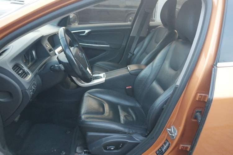 Used Volvo S60 2015 S60L 2.0T Zhiyuan Edition
