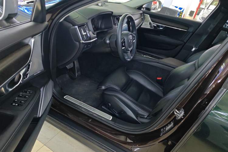 Used Volvo V90 2017 Cross Country T5 AWD Prestige Edition
