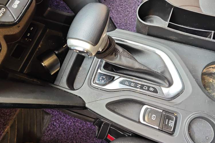 Used GAC Trumpchi GS4 2017 235T Automatic Two-Wheel Drive Luxury Smart Connectivity Version Gear Lever