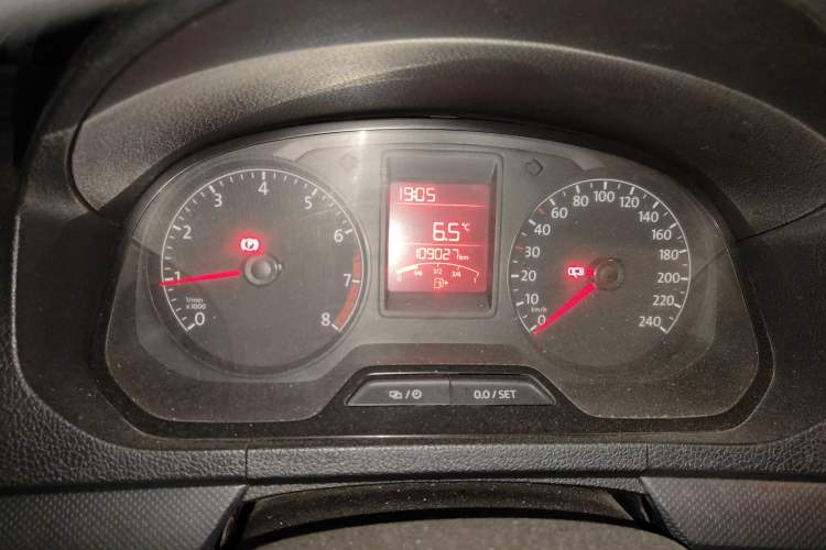 Used Volkswagen Jetta 2015 Zhuihui Edition 1.4L Manual Fashion Model Odometer Close Up