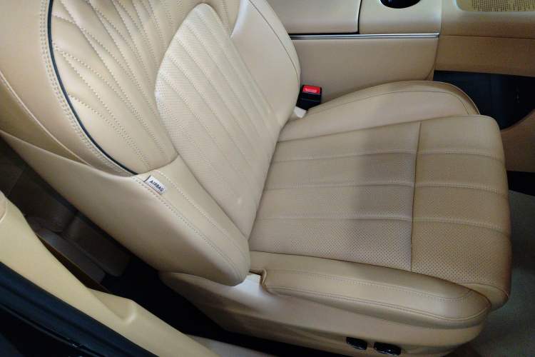 Used VOYAH Dream 2025 PHEV Four-Wheel-Drive Flagship Kunpeng Edition Right Front Seat